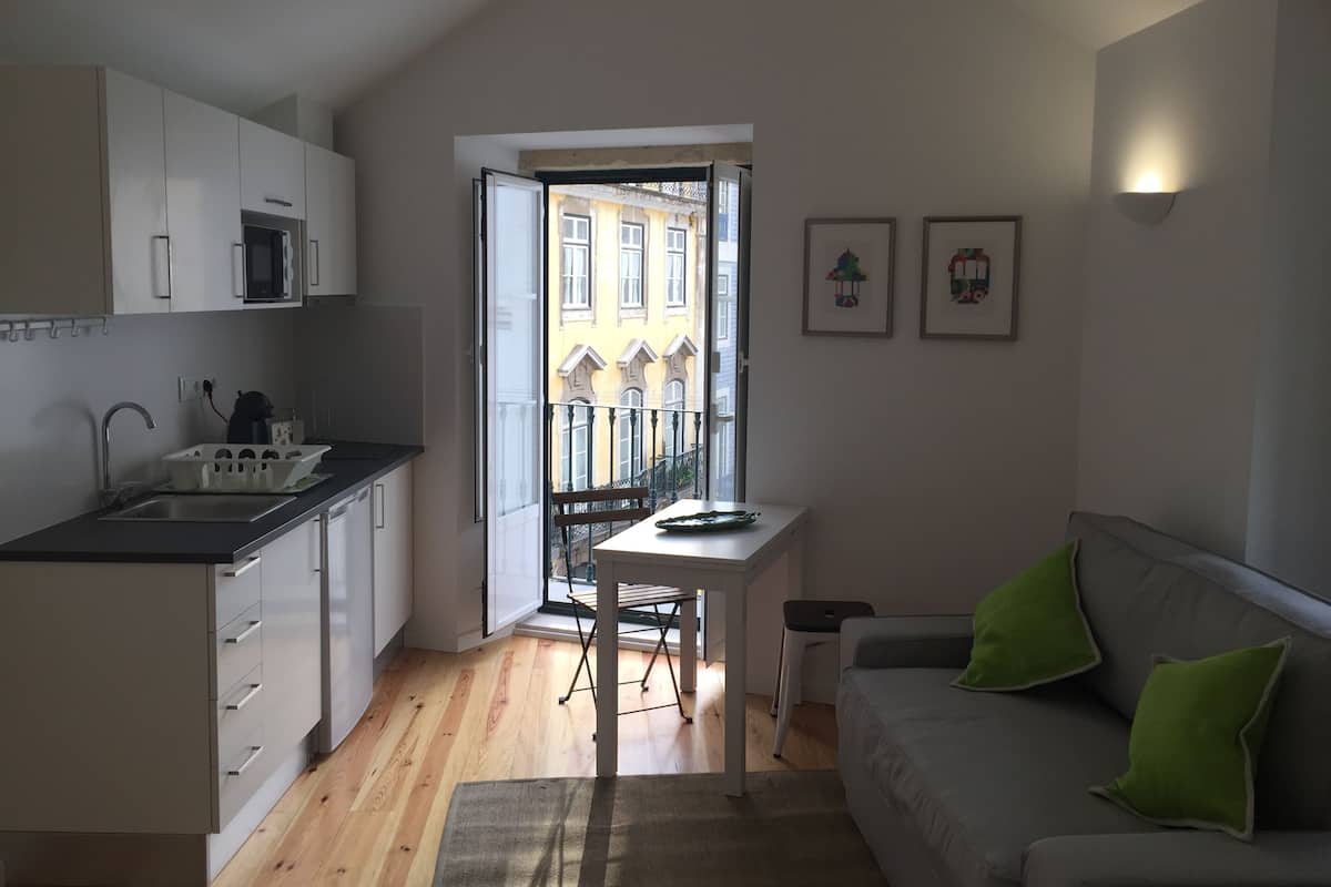 Studio, balkon | Woonkamer | Een ledtelevisie