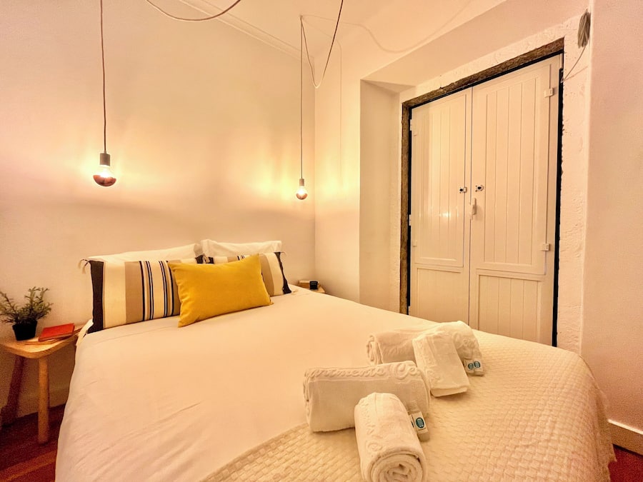 Tabla de planchar con plancha, wifi gratis y ropa de cama