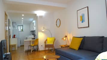 Standard Apartment | Living room | 32-inch flat-screen TV with cable channels, TV