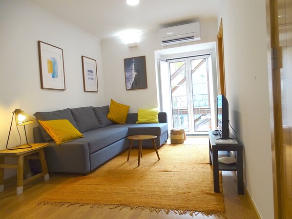 Departamento estándar | Sala de estar | Televisión de pantalla plana de 32 pulgadas con canales por cable