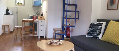 Dúplex, 2 habitaciones | Sala de estar | Televisión de pantalla plana de 32 pulgadas con canales por cable