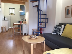 ดูเพล็กซ์, 2 ห้องนอน | ห้องนั่งเล่น | ทีวีจอแบน 32 นิ้ว พร้อมช่องเคเบิล, ทีวี