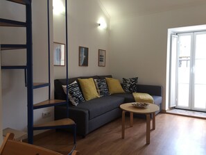 デュープレックス 2 ベッドルーム | リビングルーム | 32 インチの薄型テレビ (ケーブル放送視聴可)、テレビ