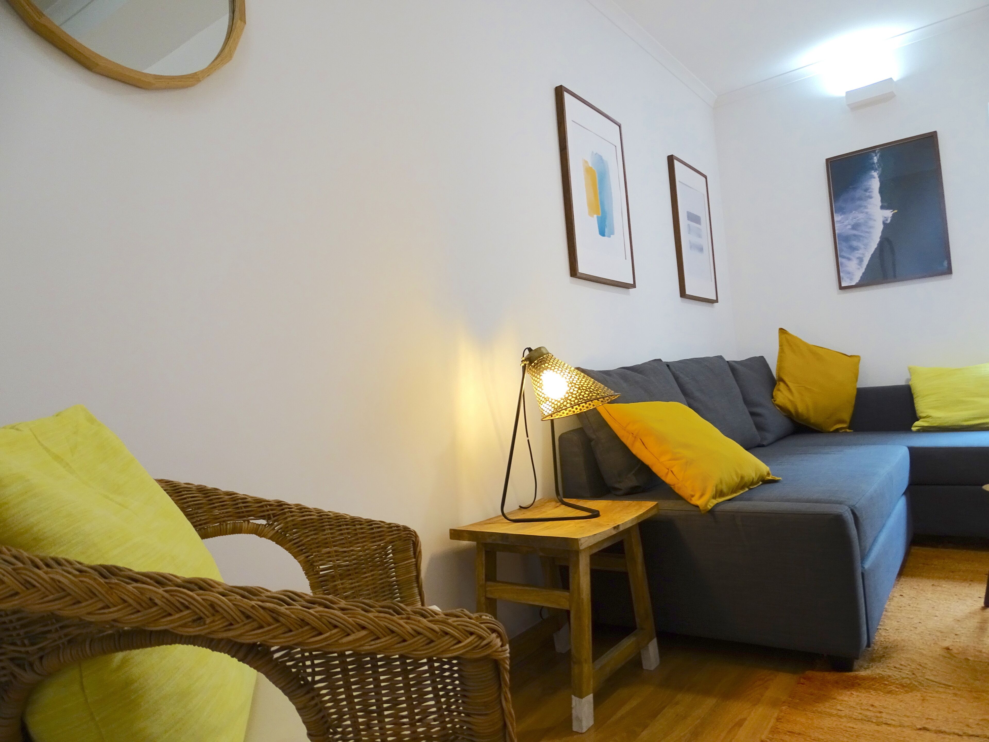 Apartamento estándar | Zona de estar | Televisión de pantalla plana de 32 pulgadas con canales por cable