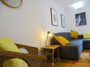 Departamento estándar | Área de sala de estar | Televisión de pantalla plana de 32 pulgadas con canales por cable