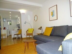 スタンダード アパートメント | リビングルーム | 32 インチの薄型テレビ (ケーブル放送視聴可)、テレビ