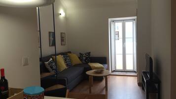 Duplex, 2 Bedrooms | Living room | 32-inch flat-screen TV with cable channels, TV