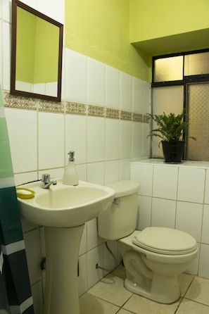 Bathtub, free toiletries, towels