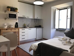 City Apartment, 1 Bedroom | Private kitchenette | Fridge, microwave, stovetop, espresso maker - Apartments Center Santos (Lisbon)