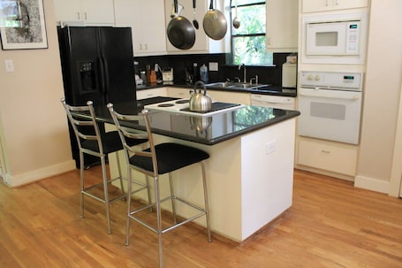 Shared fridge, microwave, stovetop, cookware/dishes/utensils