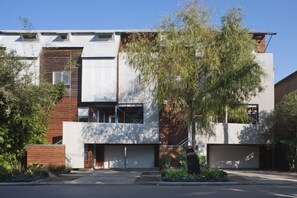 Front of property - Modern B & B (Houston)