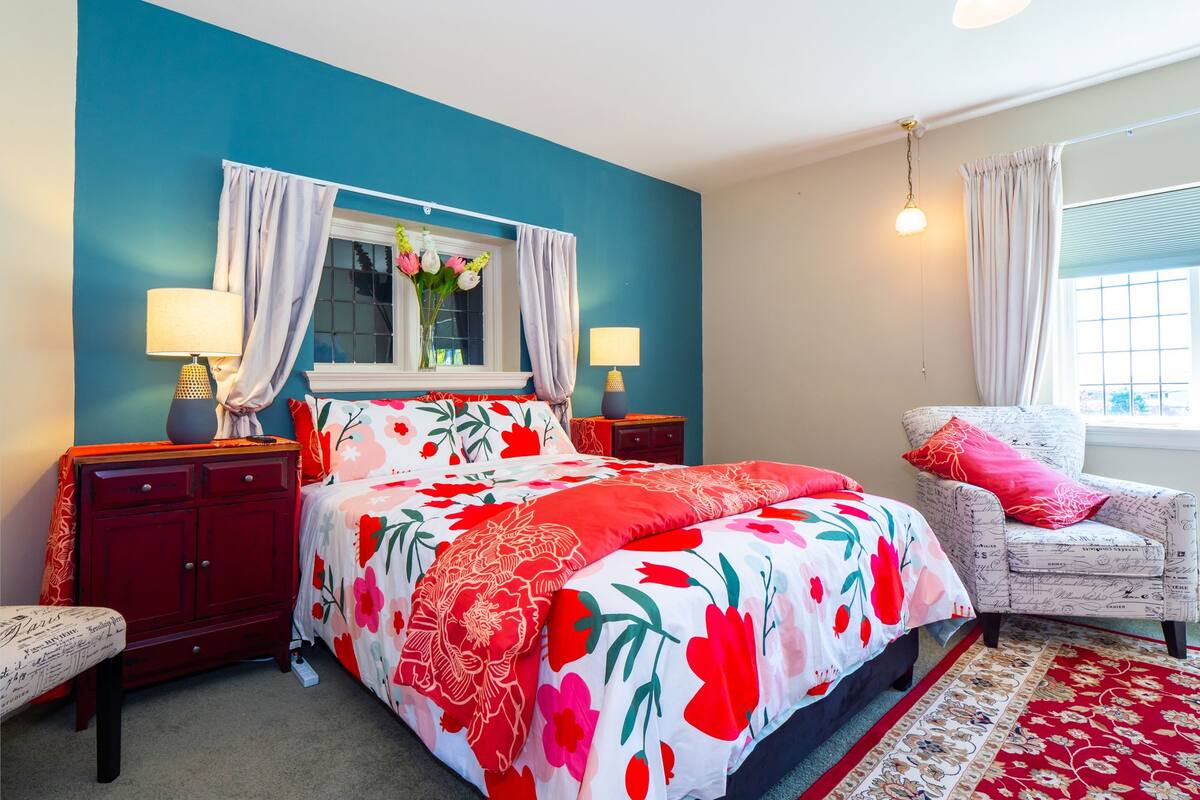 Zimmer, 1 Queen-Bett, Gemeinschaftsbad | Schreibtisch, Bügeleisen/Bügelbrett, kostenloses WLAN