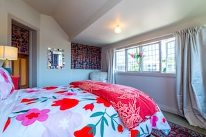 RM5 Blue Ocean Suite Standard Rate, Shared Bathroom | Individually decorated, individually furnished, desk, iron/ironing board - The Ocean Breeze Suites (Timaru)