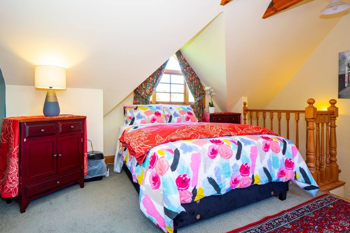 Zimmer, 1 Queen-Bett, Gemeinschaftsbad | Schreibtisch, Bügeleisen/Bügelbrett, kostenloses WLAN