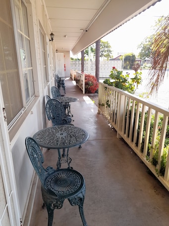 Terraza o patio. Aromet Motor Inn