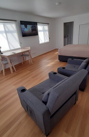 1 bedroom, down duvets, blackout curtains, iron/ironing board - Aromet Motor Inn (Temora)