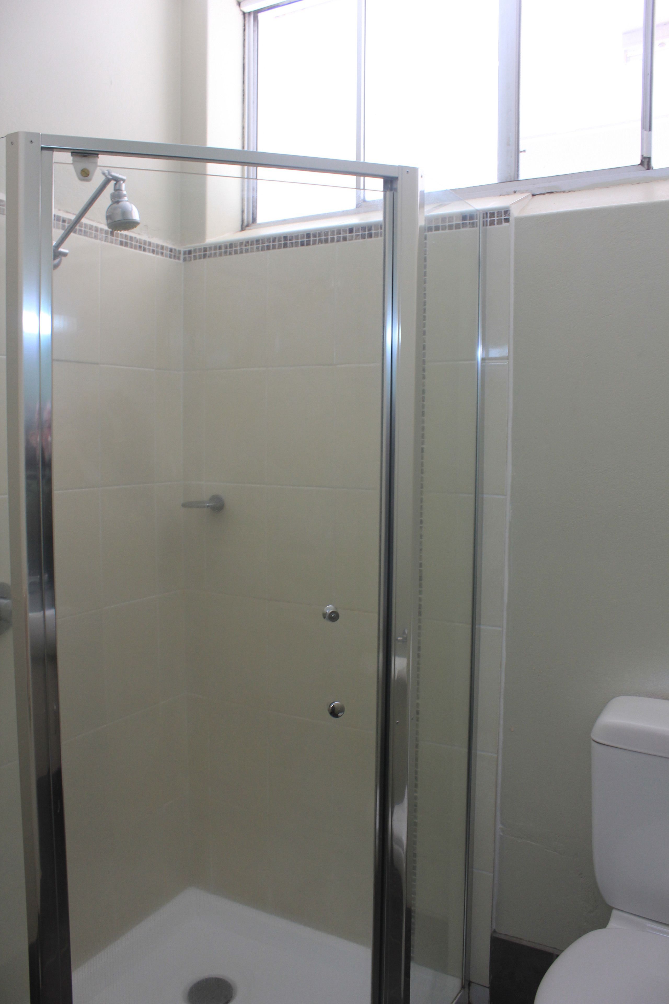 Deluxe Queen Room | Bathroom shower