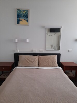 1 غرفة نوم وألحفة محش وة بالريش وستائر تعتيم ومكواة/لوح كي