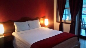 أغطية فراش متميزة ومكتب ومساحة عمل للكمبيوتر المحمول ومكواة/لوح كي