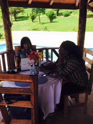 Family dining - Spring Gardens Resort (Biabou)