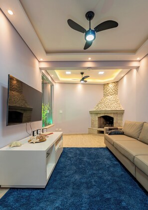 Smart-TV, Kamin, Tischfußball, Stereoanlage