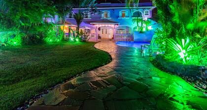 Paradise in Peruíbe. House for up to 25 people. 5 suites with air conditioning.