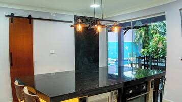 Geladeira, micro-ondas, fogão, cooktop
