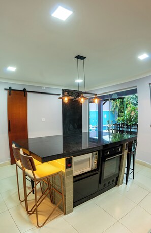 Fridge, microwave, oven, stovetop - Paradise in Peruíbe. House for up to 25 people. 5 suites with air conditioning. (Vila Peruibe)