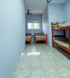 5 habitaciones, escritorio, tabla de planchar con plancha y wifi gratis 