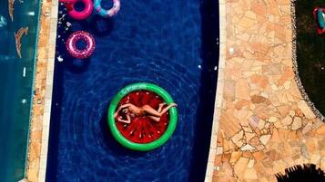 Una piscina al aire libre