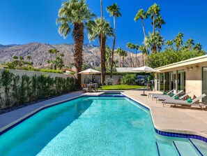 A heated pool - Movie Colony Palms – Luxe Midcentury Walk-to-Town (Palm Springs)