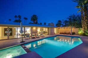 A heated pool - Movie Colony Palms – Luxe Midcentury Walk-to-Town (Palm Springs)