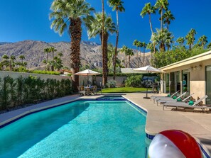 A heated pool - Movie Colony Palms – Luxe Midcentury Walk-to-Town (Palm Springs)