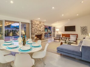Dining - Movie Colony Palms – Luxe Midcentury Walk-to-Town (Palm Springs)