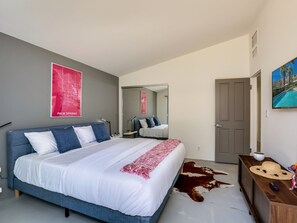 3 bedrooms, desk, iron/ironing board, free WiFi - Movie Colony Palms – Luxe Midcentury Walk-to-Town (Palm Springs)