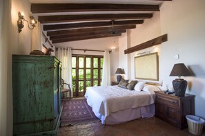 7 chambres, coffre-fort, bureau, lit de bébé portatif