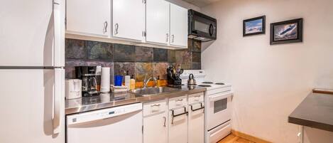 ثلاجة، ميكروويف، فرن، موقد طهي مسطح