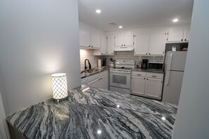 Jääkaappi, mikroaaltouuni, uuni, liesi