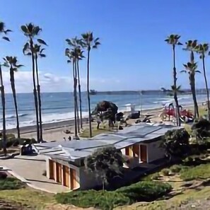 بالقرب من الشاطئ