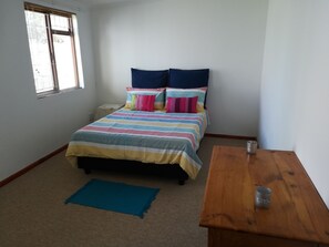 1 bedroom, iron/ironing board, bed sheets - Pearl-Anne s Cottage (Fish Hoek)