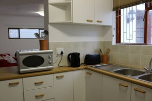 Fridge, microwave, oven, stovetop - Pearl-Anne s Cottage (Fish Hoek)
