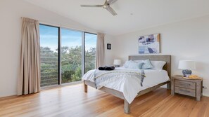 5 bedrooms, iron/ironing board, WiFi, bed sheets
