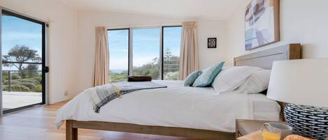 5 bedrooms, iron/ironing board, WiFi, bed sheets
