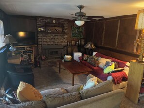 Téléviseur, foyer, lecteur de DVD, table de baby-foot