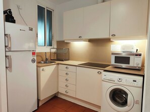Coffee/tea maker, fridge, microwave, toaster