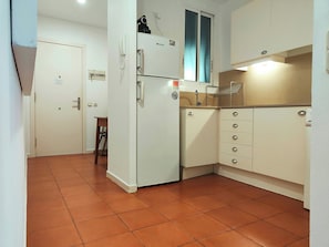 Wasserkocher mit Kaffee-/Teezubehör, Kühlschrank, Mikrowelle, Toaster