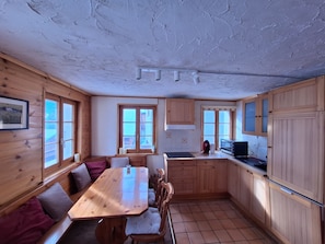 Réfrigérateur, un four, surface de cuisson, lave-vaisselle