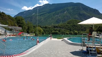 Inomhuspool och utomhuspool