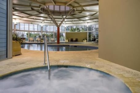 Indoor spa tub