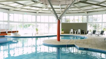 Innenpool, geöffnet von 07:00 Uhr bis 20:00 Uhr, Liegestühle